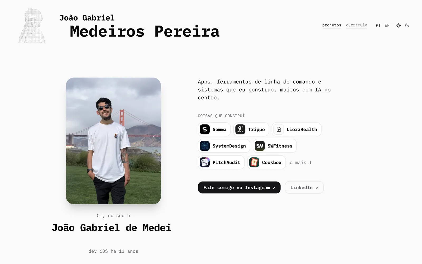 Página inicial no tema claro, com a foto, a apresentação e os projetos em destaque.