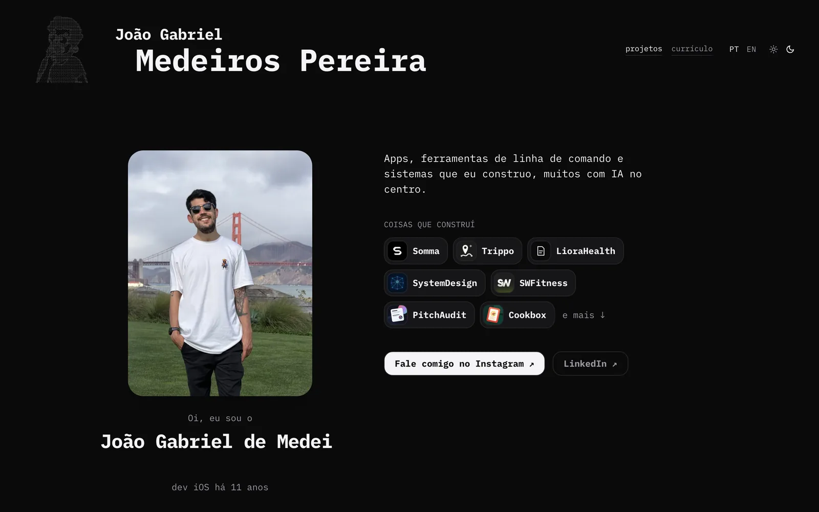 A mesma página inicial no tema escuro.