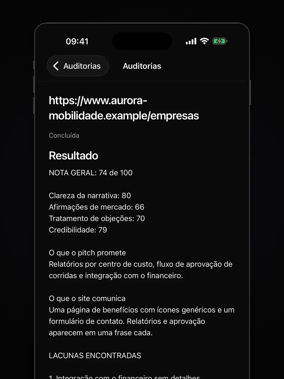 Resultado de outra auditoria do histórico, de uma página diferente do mesmo site fictício, com suas notas e a lista de lacunas.